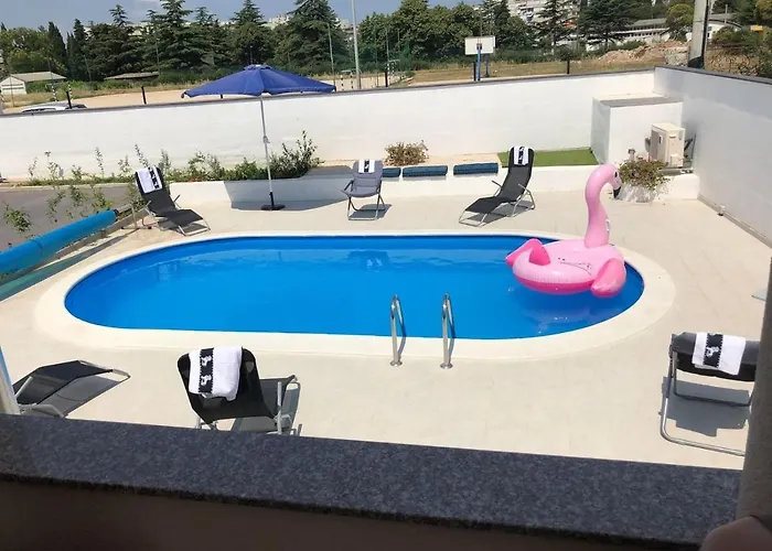 House With A Swimming Pool - 14133 Hébergement de vacances *